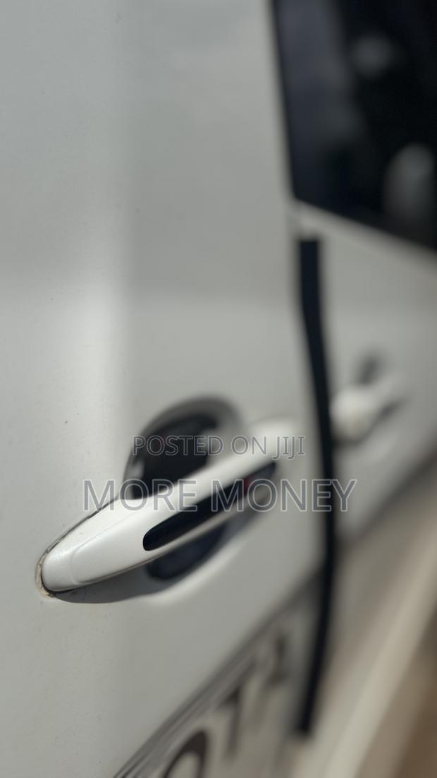 Toyota Alphard 2.4 Petrol AWD 2002 White