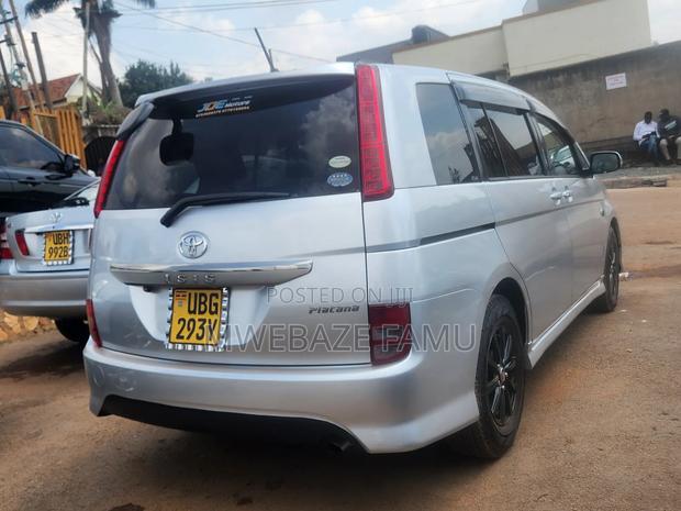 Toyota ISIS 2007
