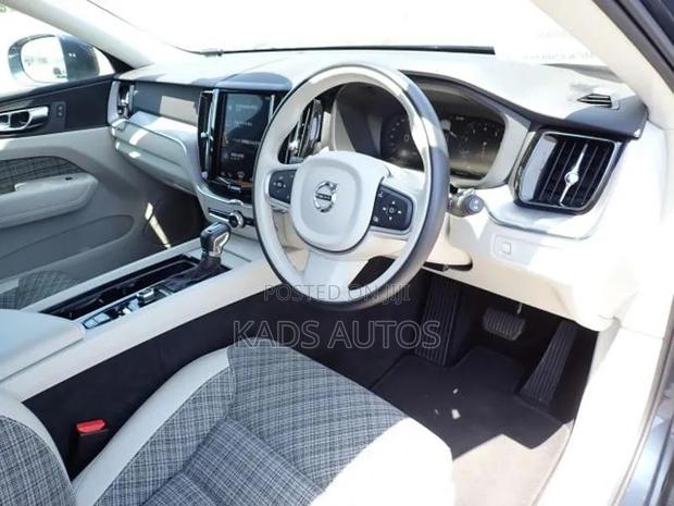 Volvo XC60 T5 Momentum AWD 2019 Blue