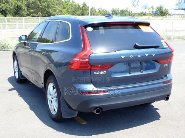 Volvo XC60 T5 Momentum AWD 2019 Blue