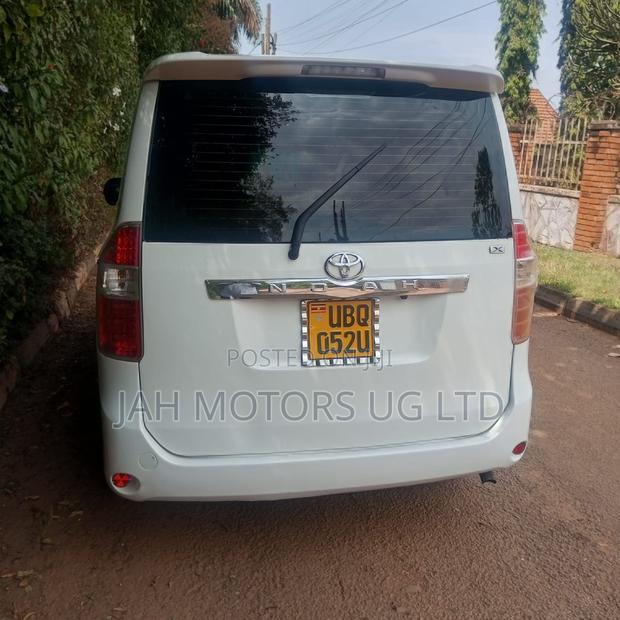 Toyota Noah 2.0 143hp FWD (8 Seater) 2009 White