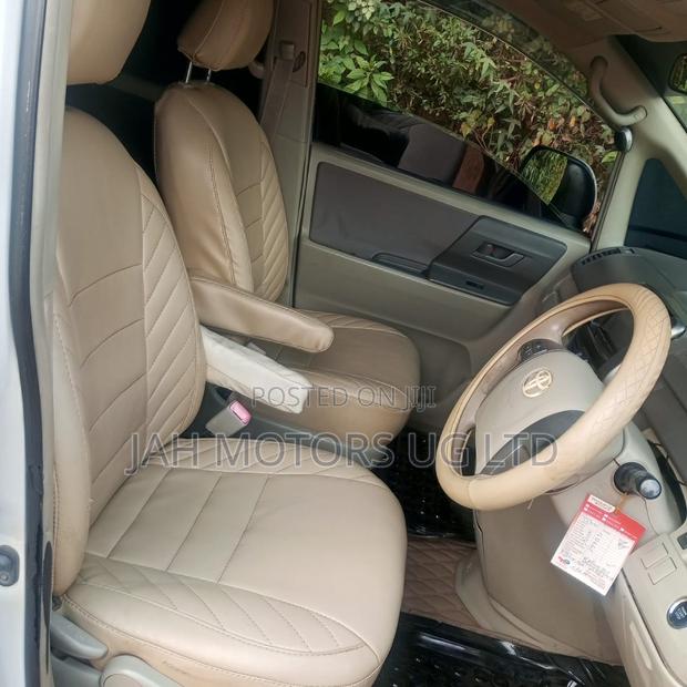 Toyota Noah 2.0 143hp FWD (8 Seater) 2009 White