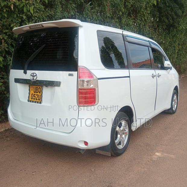 Toyota Noah 2.0 143hp FWD (8 Seater) 2009 White