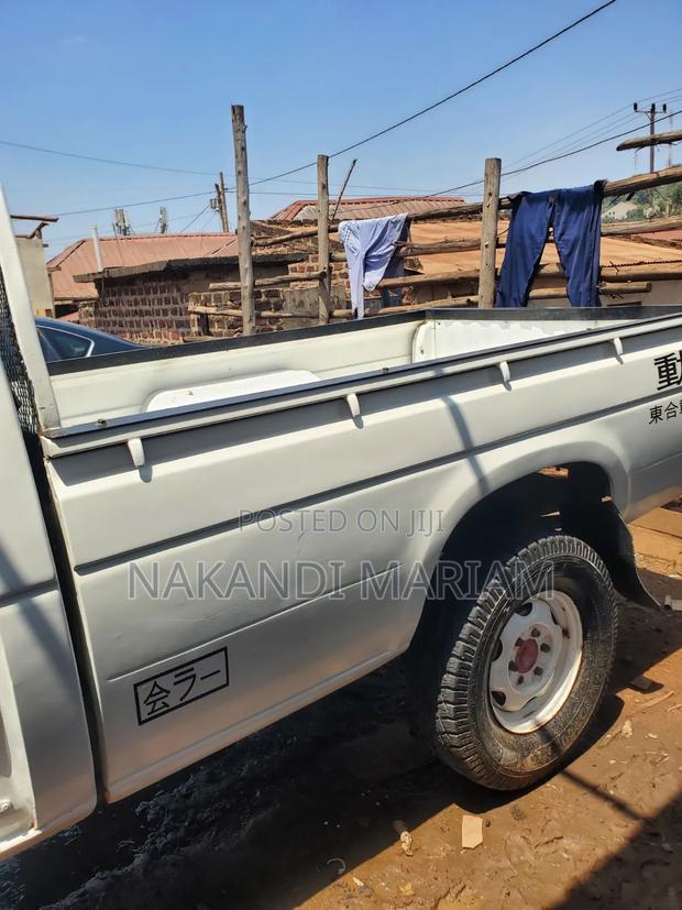 Nissan Pick-Up 1996 White