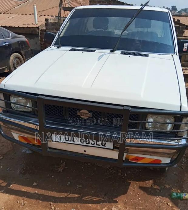 Nissan Pick-Up 1996 White
