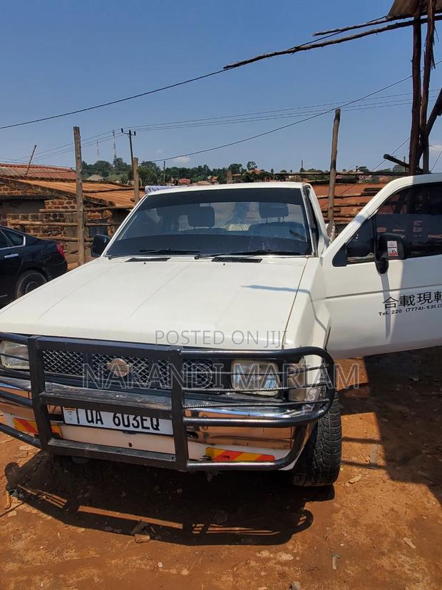Nissan Pick-Up 1996 White