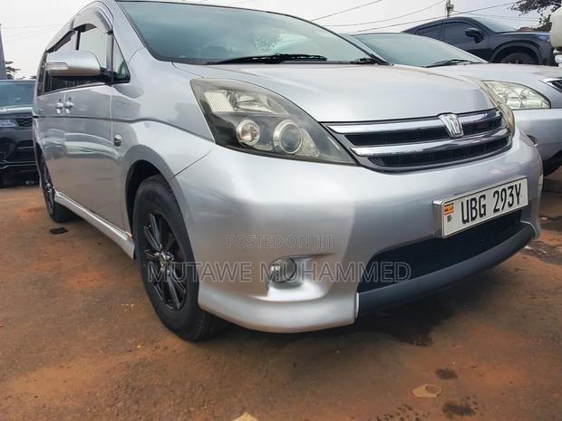 Toyota ISIS 2010 Silver