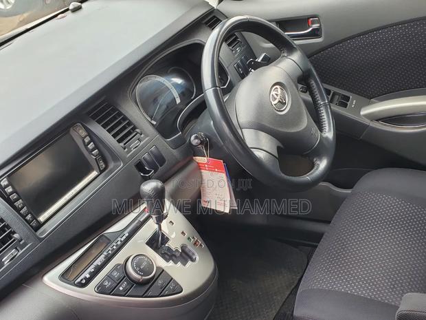 Toyota ISIS 2010 Silver