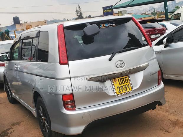 Toyota ISIS 2010 Silver
