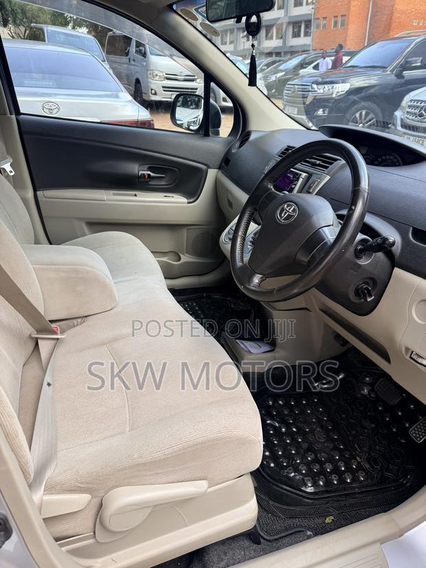 Toyota Passo Sette 2009 Silver