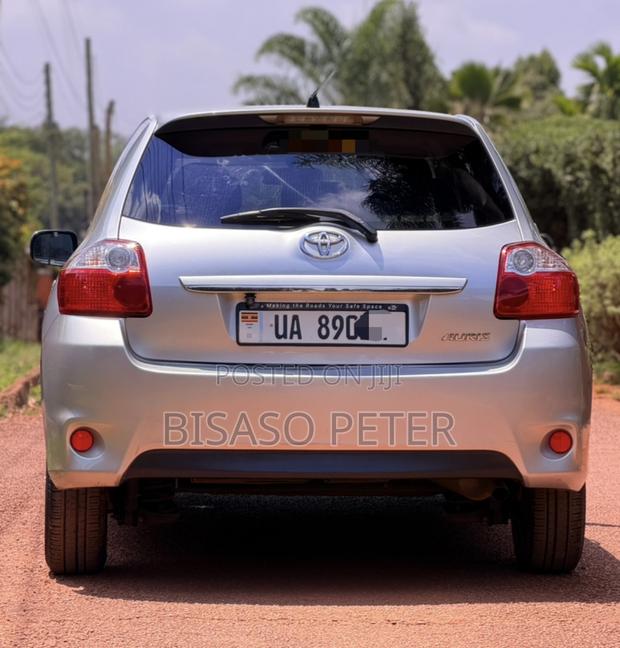 Toyota Auris 2011 Silver