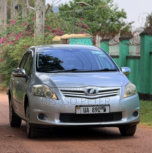Toyota Auris 2011 Silver