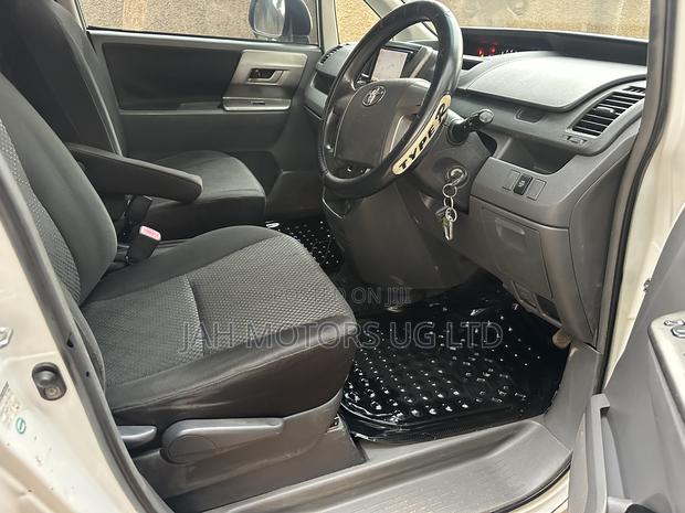 Toyota Noah 2.0 143hp FWD (8 Seater) 2009 White