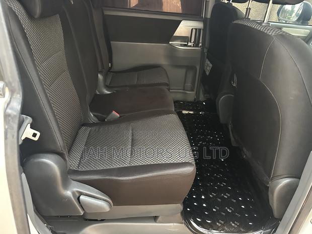 Toyota Noah 2.0 143hp FWD (8 Seater) 2009 White