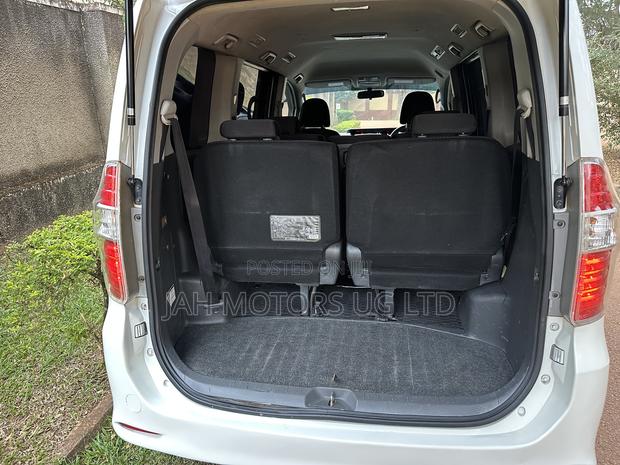 Toyota Noah 2.0 143hp FWD (8 Seater) 2009 White