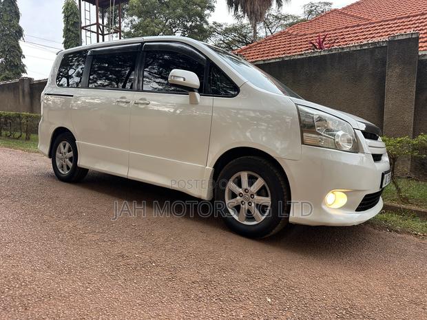 Toyota Noah 2.0 143hp FWD (8 Seater) 2009 White