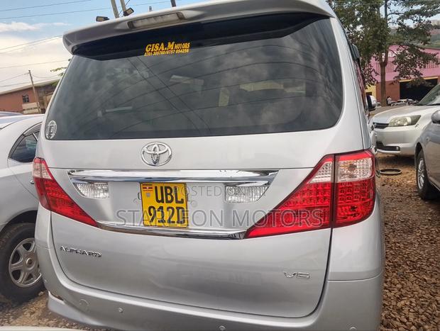 Toyota Alphard 2010 Silver