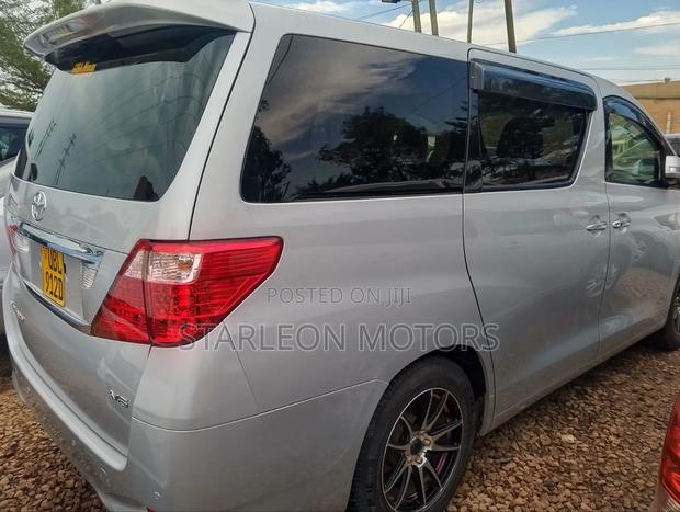 Toyota Alphard 2010 Silver