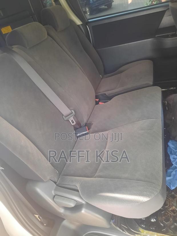 Toyota Noah 2.0 143hp AWD (8 Seater) 2011 Silver