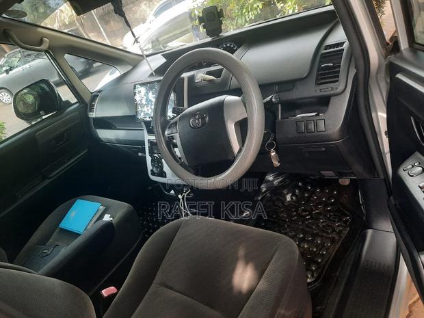 Toyota Noah 2.0 143hp AWD (8 Seater) 2011 Silver