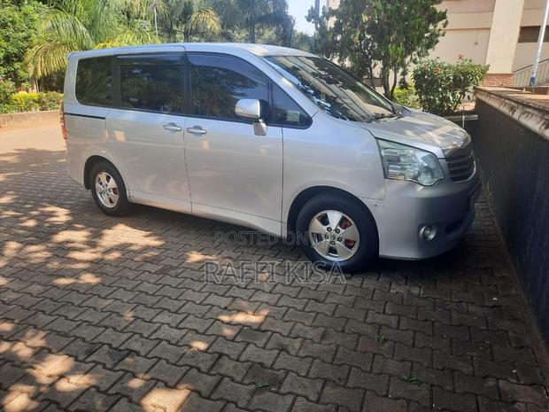 Toyota Noah 2.0 143hp AWD (8 Seater) 2011 Silver