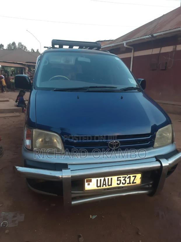 Toyota Noah 2001 Blue
