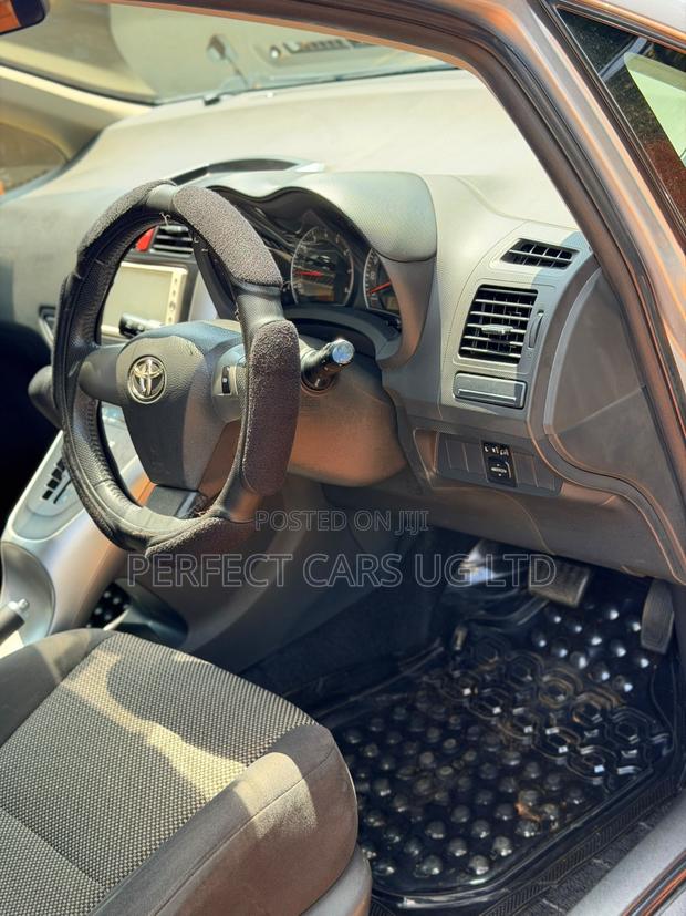 Toyota Auris 2011 Silver