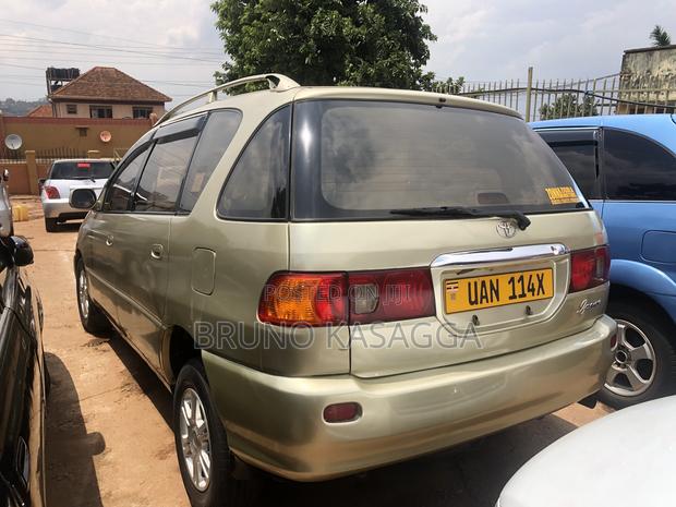 Toyota Ipsum 2000 Gold