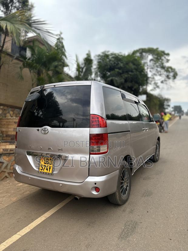Toyota Noah 2003 Silver