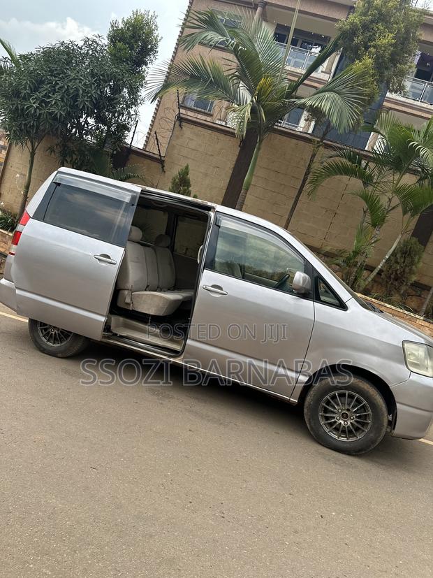 Toyota Noah 2003 Silver