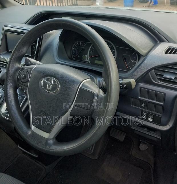 Toyota Noah 2015 Green