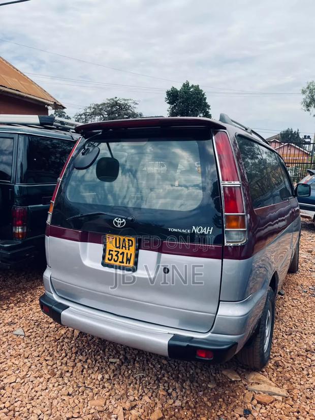 Toyota Noah 2001 Red