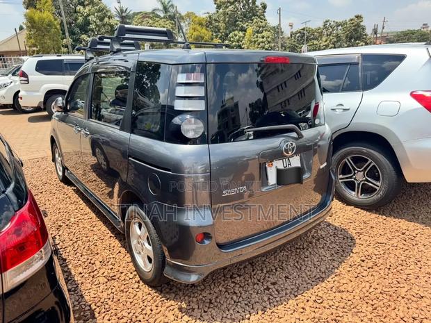 Toyota Sienta 2010 Black