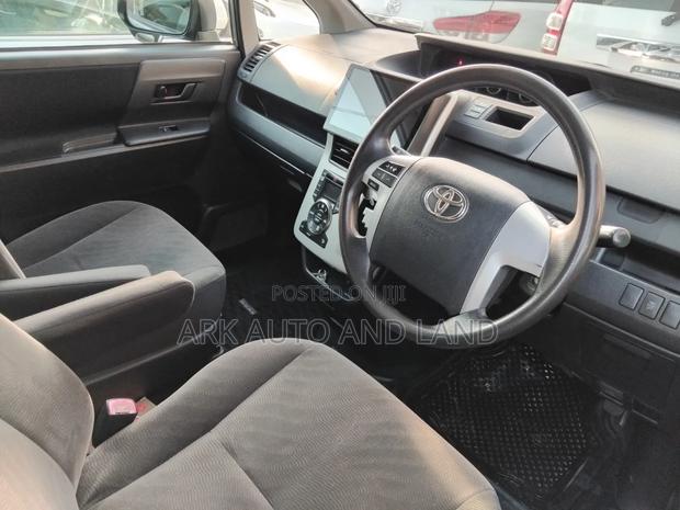 Toyota Noah 2013 Silver