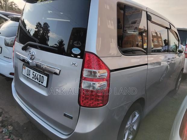 Toyota Noah 2013 Silver