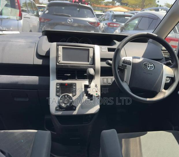 Toyota Noah 2013 Silver