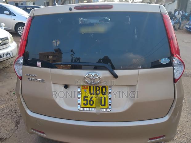 Toyota Passo Sette 2010 Gold