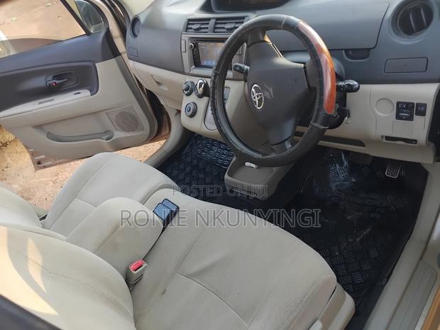 Toyota Passo Sette 2010 Gold