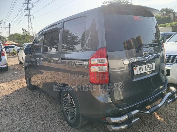 Toyota Noah 2011 Gray