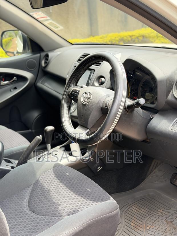 Toyota Vanguard 2011 White