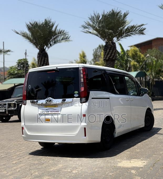 Toyota Noah 2.0 FWD (8 Seater) 2017 White