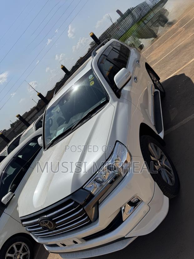 Toyota Land Cruiser 4.6 V8 ZX 2017 White