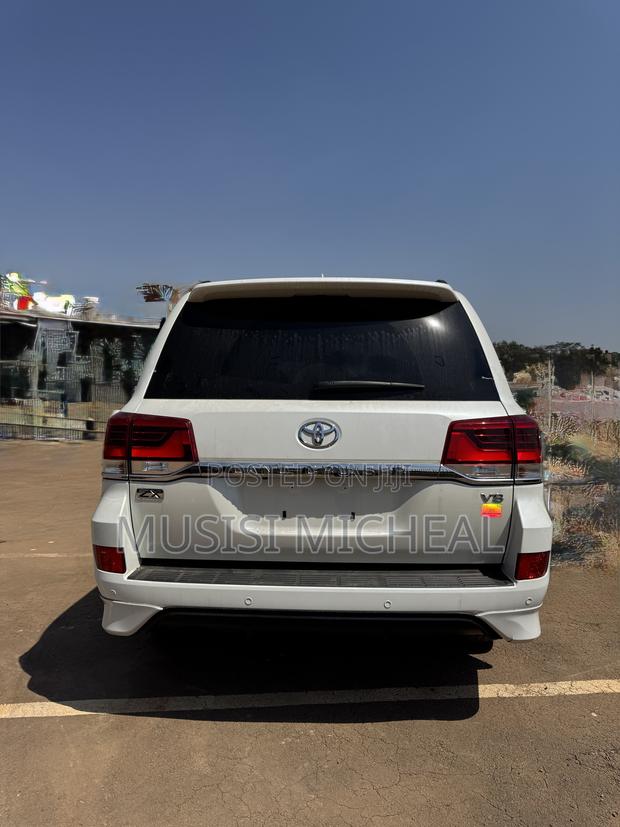 Toyota Land Cruiser 4.6 V8 ZX 2017 White