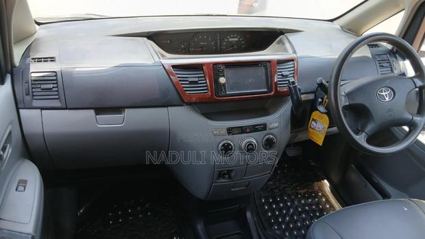 Toyota Noah 2004 Silver