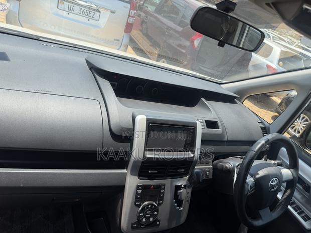 Toyota Noah 2.0 143hp AWD (8 Seater) 2012 White