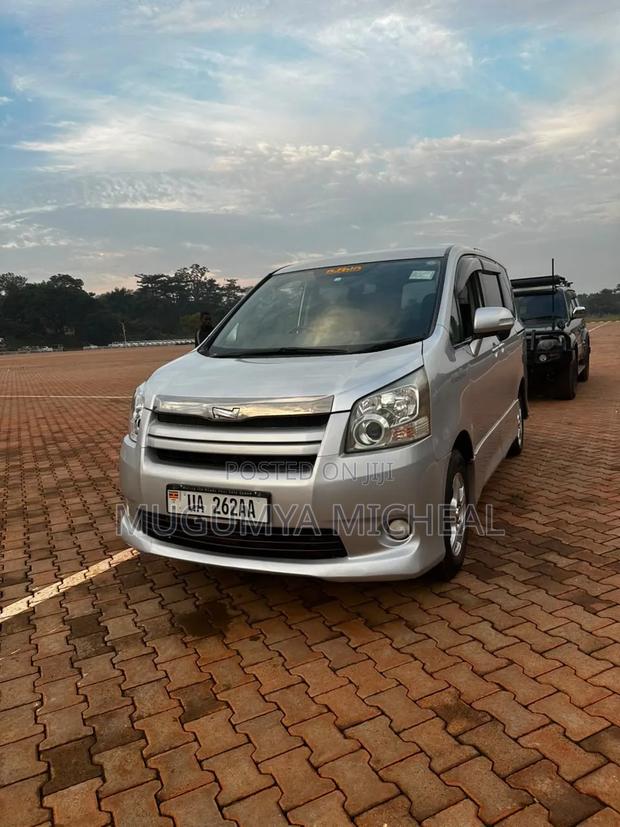 Toyota Noah 2010 Silver