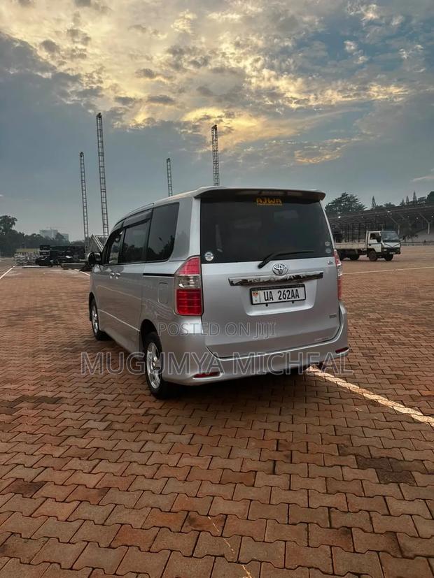 Toyota Noah 2010 Silver