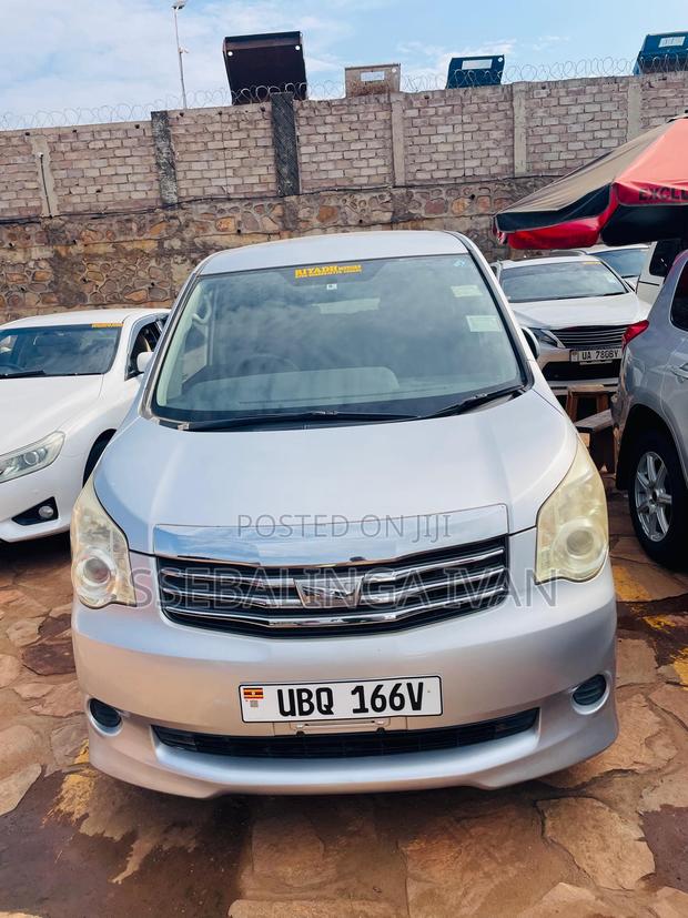 Toyota Noah 2.0 143hp AWD (7 Seater) 2012 Silver