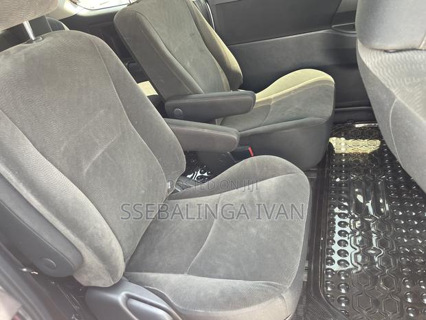 Toyota Noah 2.0 143hp AWD (7 Seater) 2012 Silver