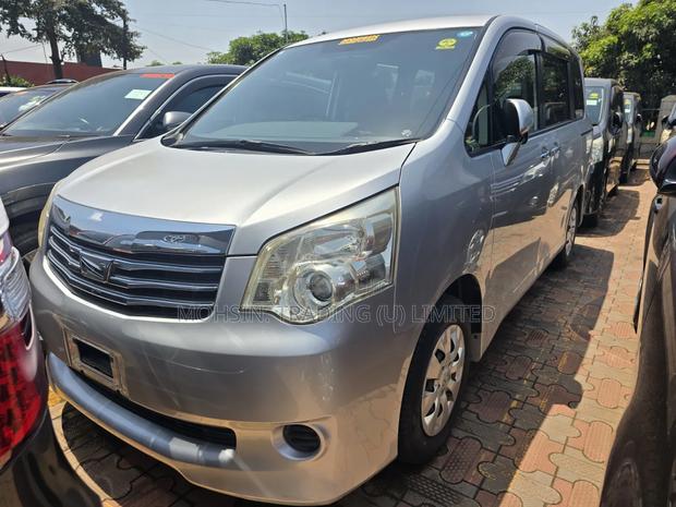 Toyota Noah 2013 Silver